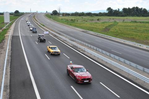 ford optocht bulgarije auto's op de weg