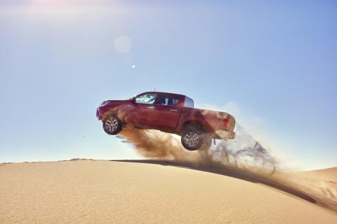 Toyota Hilux in de woestijn