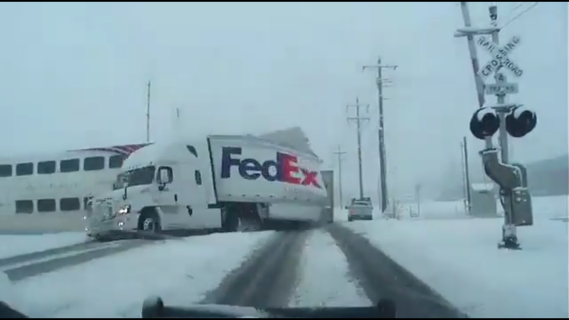 trein verwoest vrachtwagen van FedEx