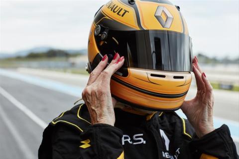 79-jarige vrouw in de F1-auto