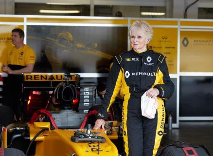 79-jarige vrouw in de F1-auto