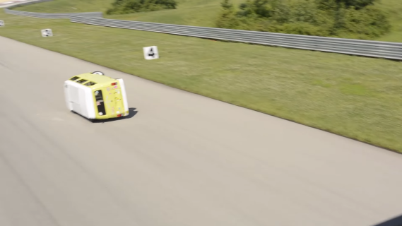 Dwaas Volkswagen T2-busje finisht race op z'n zij