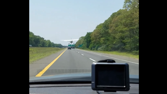 Vliegtuig landt op snelweg