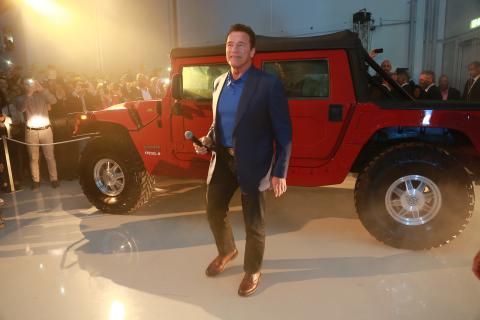 Arnold Schwarzenegger rolt nu in een elektrische Hummer H1