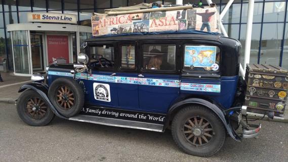 Familie Zapp reist de wereld rond in auto uit 1928