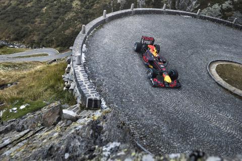 Red Bull Racing doet Gotthardpass in een F1-auto