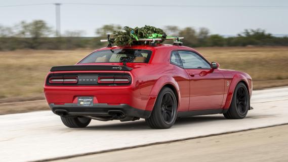 Kun je 280 km/u rijden met een kerstboom op het dak?