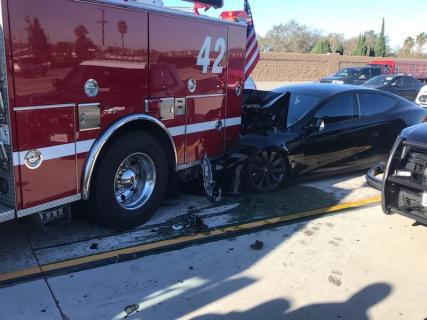 Tesla Model S op Autopilot crasht