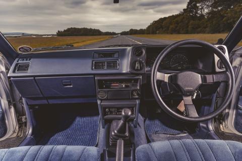 Toyota AE86 1983 interieur