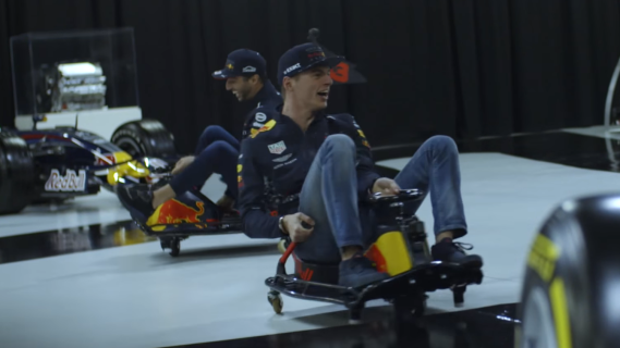 Max Verstappen en Daniel Ricciardo driften door Red Bull-fabriek