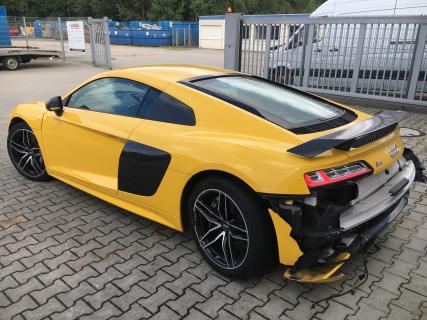 Audi R8 V10 geel schadeauto