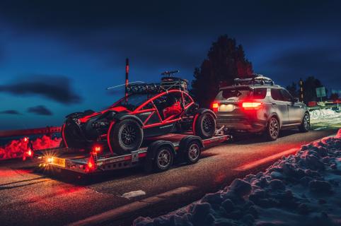 Ariel Nomad en Land Rover Discovery (2018)
