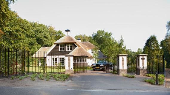 Nederlandse huis heeft zijn eigen autobrug en showroom