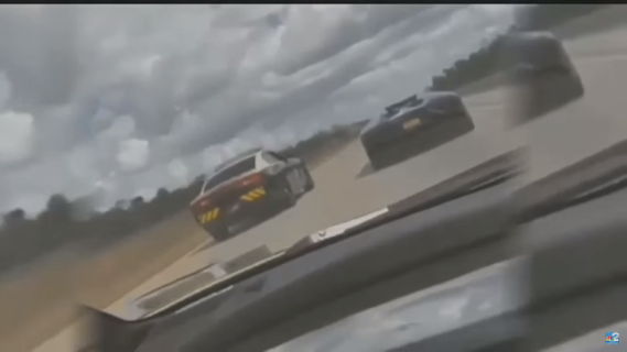 Amerikaanse politie racet tegen Lamborghini op snelweg