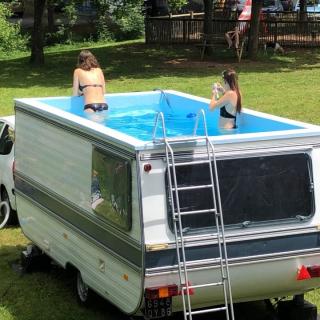 Caravan omgebouwd tot zwembad