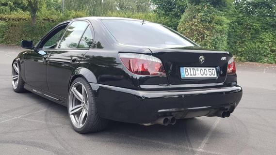 BMW M5 E39 draagt een fopneus