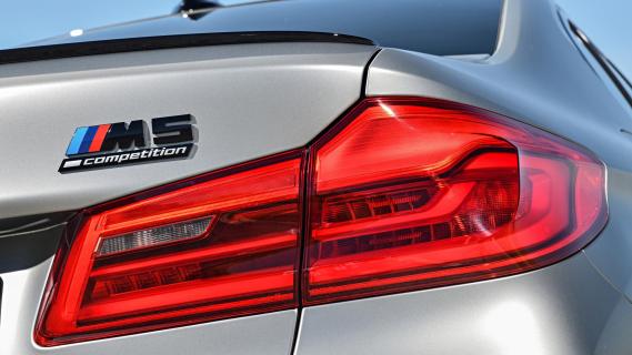 BMW M5 Competition F90 achterlicht badge