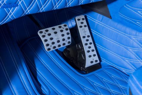 blauw interieur brabus mercedes-amg g 63 pedalen