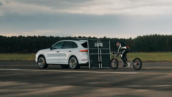 Porsche Cayenne laat fietser 240 km/u gaan