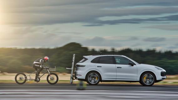 Porsche Cayenne laat fietser 240 km/u gaan