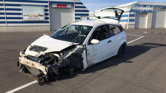 Ford Focus crasht hard op Circuit Zandvoort