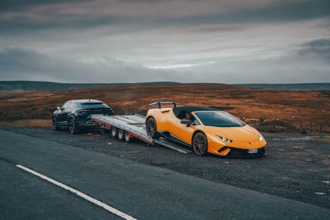 Huracán op aanhanger Lamborghini Urus (afladen) stoppen vluchtstrook
