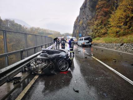 Audi R8 doormidden na crash