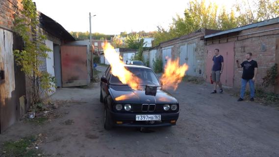 Russen hangen MIG-straalmotor in BMW