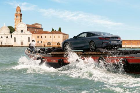 BMW 850i doet Venetië