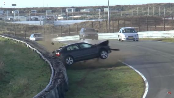 Seat Leon crasht genadeloos op Circuit Zandvoort