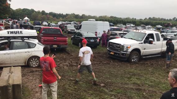 Subaru redt Ford F-350 uit de modder