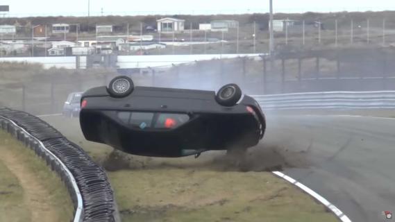 BMW 5-serie crasht op Circuit Zandvoort