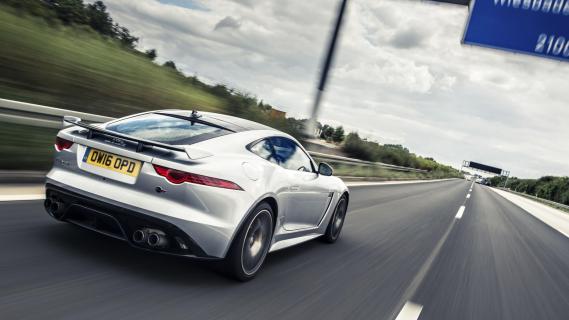 Jaguar F-Type SVR op Autobahn
