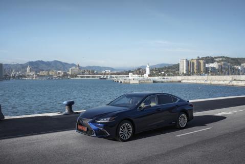 Lexus ES 300h 2019 deep blue