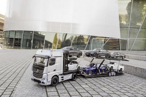 Mercedes Actros Truck schaalmodel met auto's