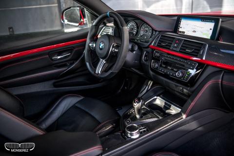 BMW M4 in de kleur Ferrari Rood interieur