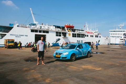 Volkswagen Golf bij de Dharma Ferry in Semarang