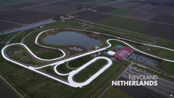 Max Verstappen gaat ijskarten in Nederland