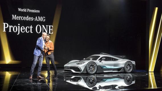 Mercedes-AMG One met Dieter en Lewis Hamilton