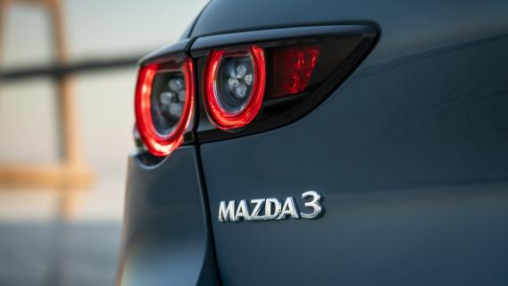 Mazda 3 2.0 SkyActiv-G 122 6MT Hatchback badge