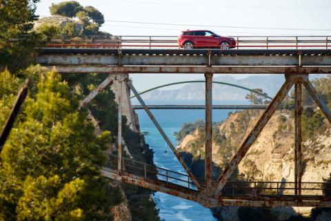 Range Rover Evoque S brug zee ravijn