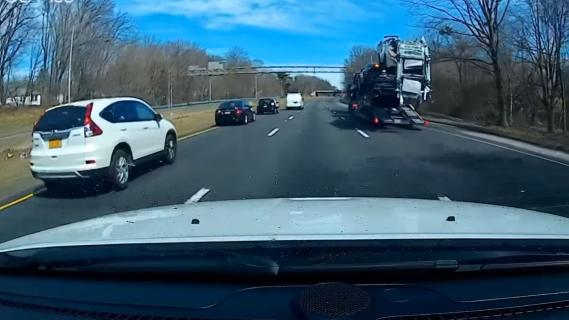 Viaduct decoupeert SUV op trailer