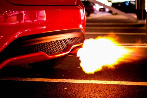 Ford Fiesta ST Rood backfire uitlaat vlam