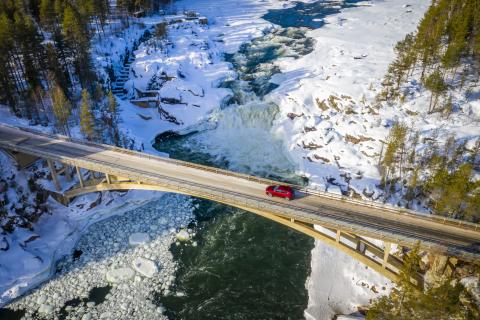 Mazda CX-5 in landschap brug sneeuw rivier