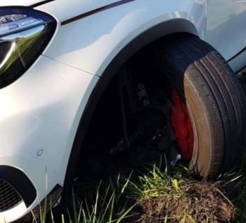 Mercedes-AMG GLA 45 crasht na onderstuur