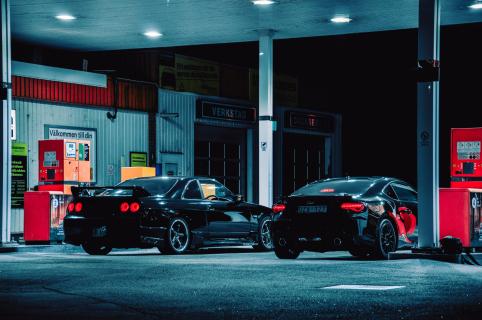 Nissan Skyline R33 en Toyota GT86 bij tankstation