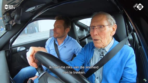 opa rijdt over Circuit Zandvoort in een Porsche 911