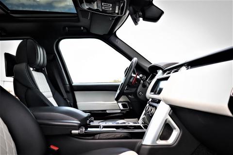 Range Rover in SVO Spectral Blue Ultra interieur