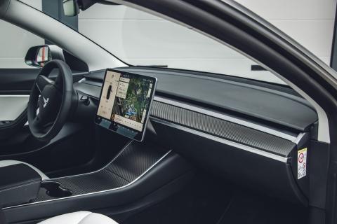Tesla Model 3 koolstofvezel dashboard