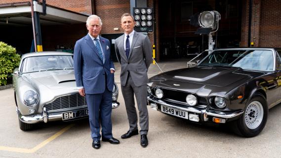 Prince Charles en Daniel Craig bij de Aston Martin V8 en DB5